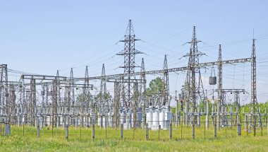 yüksek voltajlı transformatörler ve güç hatları desteği. mavi gökyüzü bulutlar olmadan. Elektrik sanayi. Güç istasyonu