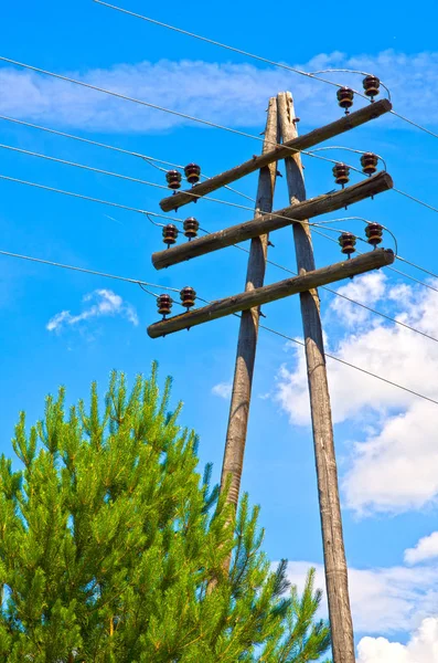 Ahşap Yüksek Voltajlı Güç Hatları Destekler Mavi Gökyüzü Bulutlu Elektrik — Stok fotoğraf