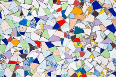 Kırık fayans çok renkli parçalarıyla oluşturulan orijinal arka plan. Mozaik.