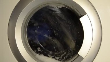 çamaşırları çamaşır makinesinde yıkanır.
