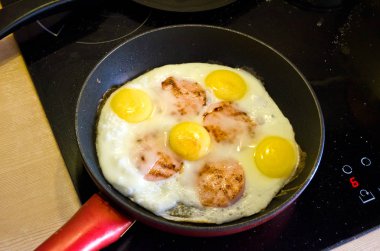 Yumurtalı jambon. Gerçek, değil sahnelenen fotoğraf.