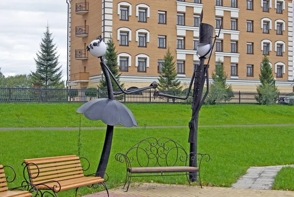 Velmi Neobvyklé Pouliční Osvětlení Jsou Nainstalovány Parku Rusko Sibiř Léto — Stock fotografie