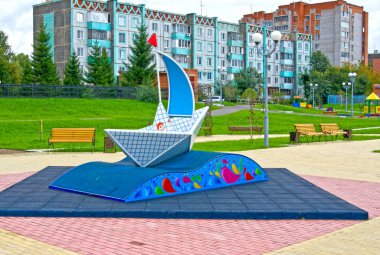 Yükleme genel çocuk parkında yüklü küçük bir Yelkenli tekne şeklinde. Rusya. Sibirya.