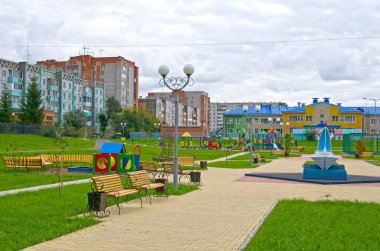 Oyun genel bir parkta. Sonbahar. Rusya. Sibirya