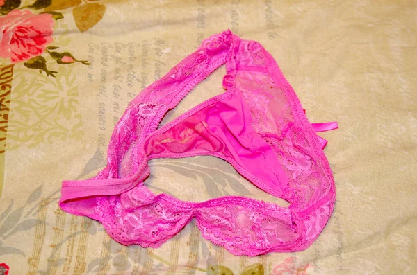 粉红色 在床上使用的内裤字符串 — 图库照片