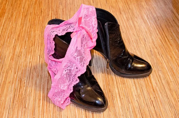 粉红色 在黑色专利皮鞋上使用的内裤字符串 — 图库照片