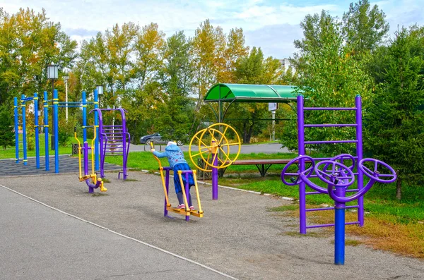 Girl Engaged Sports Street Sports Training Apparatus Public Park Open — Stock Photo, Image