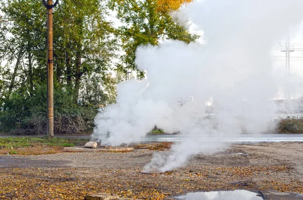 Corriente Tubería Subterránea Con Agua Caliente Vapor Sale Las Alcantarillas — Foto de Stock