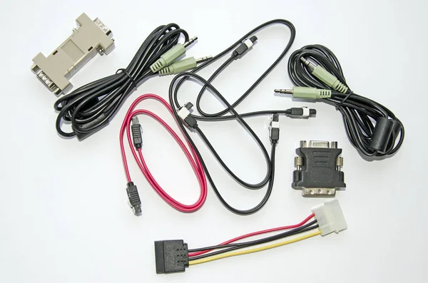 适用于个人计算机的各种电缆和适配器 在灰色背景上 — 图库照片