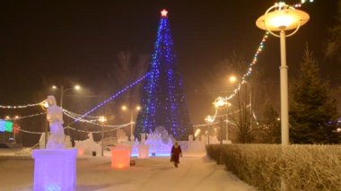 Kentsel, yeni yıl ağacı Noel Baba hediye bir çanta ile geliyor. Rusya. Sibirya, Abakan. Noel