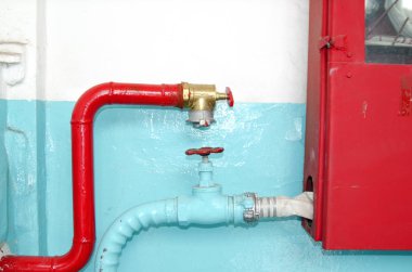 Okuma yazma bilmeyen tesisat boru ve vinçler için yangın söndürme sistemleri.