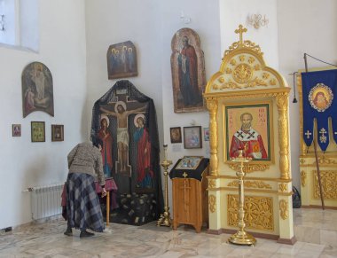 Küçük bir il kilise, iç dekorasyon iç. Simgeler, dualar. Rusya