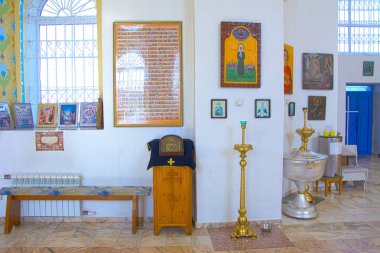 Küçük bir il kilise, iç dekorasyon iç. Simgeler, dualar. Rusya