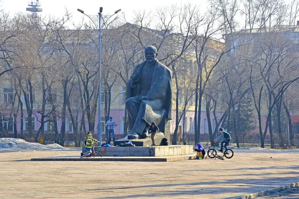 Russia Abakan Primavera 2019 Bambini Giocano Vicino Monumento Nella Piazza — Foto Stock