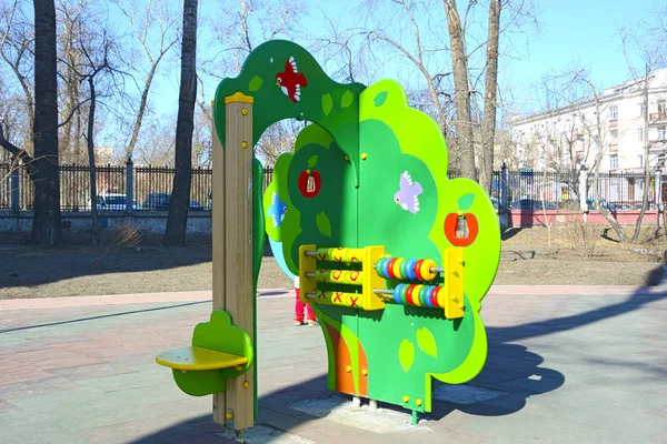 Parque Infantil Pátio Habitual Prédio Apartamentos Cidade Provincial Primavera Rússia — Fotografia de Stock