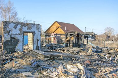 Yangın ve yıkımdan sonra özel bir evin kalıntıları.