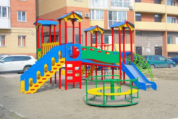 Kinderspielplatz Üblichen Innenhof Eines Mehrfamilienhauses Provinzstadt Sommer Russland — Stockfoto