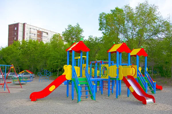 Çocuk Bahçesi Bir Apartman Her Zamanki Avlusunda Taşra Kasabasında Yaz — Stok fotoğraf