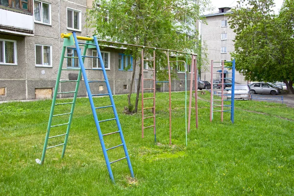 Parque Infantil Abandonado Pátio Habitual Prédio Apartamentos — Fotografia de Stock
