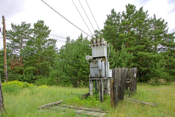 オープンで電気変圧器を作動させ 高電圧動作を放棄した — ストック写真