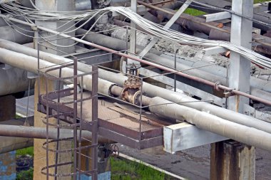 fabrikadaki büyük, endüstriyel borular