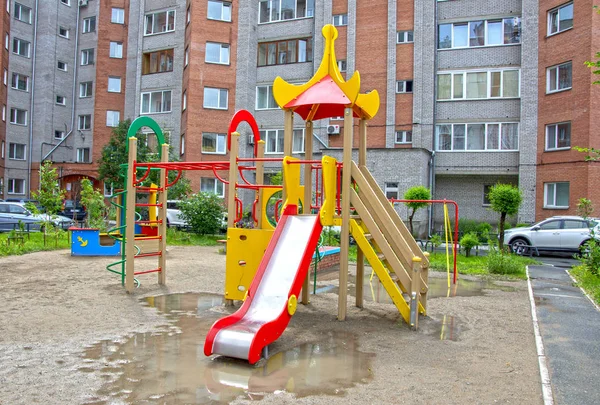 Plac Zabaw Dla Dzieci Deszczu Zwykłym Dziedzińcu Budynku Apartamentowego Prowincjonalnego — Zdjęcie stockowe