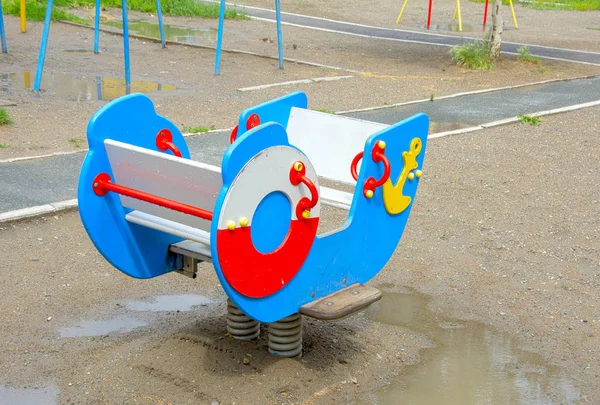 Kinderspielplatz Nach Regen Hof Eines Mehrfamilienhauses Provinzstadt Sommer Russland — Stockfoto