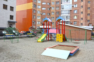 Apartmanın avlusunda çocuk oyun alanı. Rusya. Sibirya. Yaz.