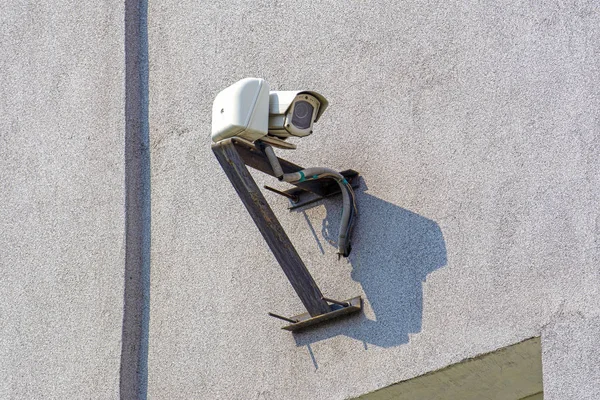 Câmara Vigilância Exterior Mal Instalada Montada Parede Casa — Fotografia de Stock