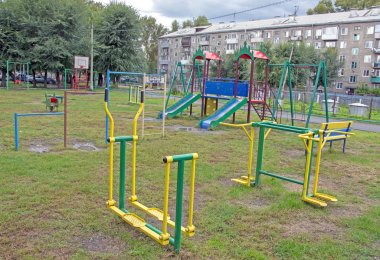 Bir apartmanın her zamanki avlusunda yağmurdan sonra çocuk oyun alanı. taşra kasabası. Yaz. Rusya