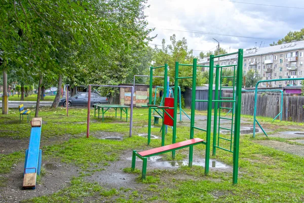 雨后儿童游乐场 在公寓楼通常的庭院里 俄罗斯 — 图库照片