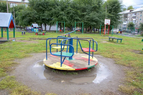 Carrossel Giratório Infantil Parque Infantil Após Chuva Pátio Habitual Prédio — Fotografia de Stock