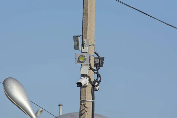 Câmera Vigilância Rua Montada Poste Com Holofotes Led — Fotografia de Stock