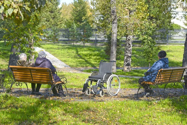 Пожилые Женщины Ограниченными Возможностями Прогулки Парке Осень Россия — стоковое фото