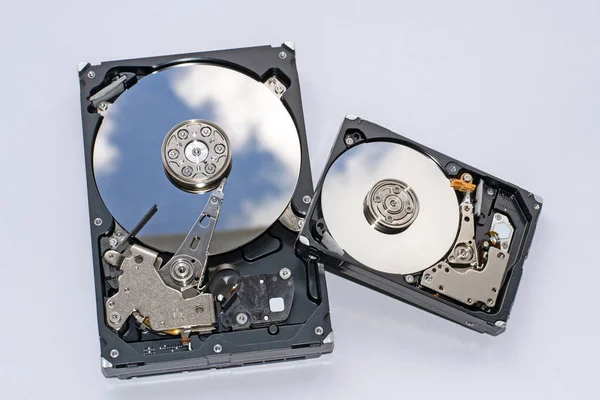 Beberapa Hard Drive Yang Dibongkar Untuk Komputer Pada Latar Belakang — Stok Foto