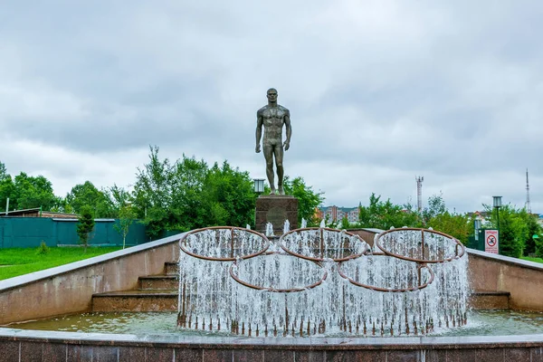 Monumento Campione Olimpico Ivan Yarygin Una Fontana Con Anelli Olimpici — Foto Stock