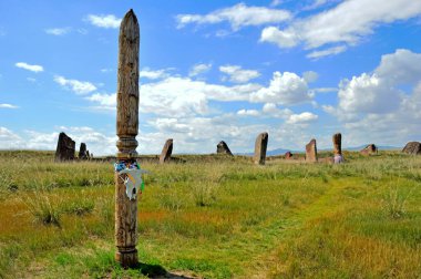 Tören için mekan. Salbykskiy tepeciği. Hakass bozkırında antik taşlar. Khakass Stonehenge. Zengin bir Asyalı 'nın en eski mezarı. - Rusya. Khakassia