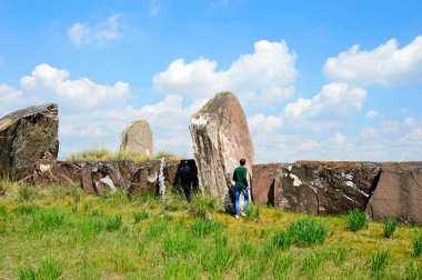 Salbykskiy tepeciği. Hakass bozkırında antik taşlar. Zengin bir Asyalı 'nın en eski mezarı. - Rusya. Khakassia