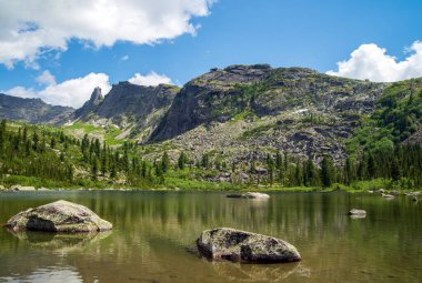 Ergaki Parkı. Gökkuşağı Gölü. Asılmış taş ve uyuyan Sayan