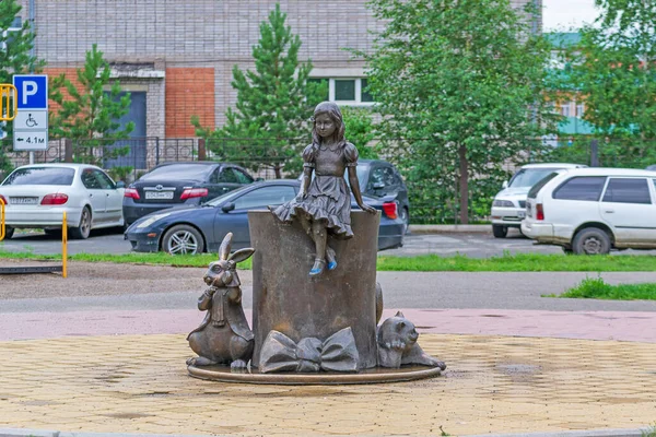 Abakan Russia 2020 爱丽丝在仙境 中的英雄纪念碑 与Alice Cheshire Cat和March Rabbit一起 — 图库照片