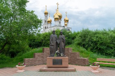 Evlilik sevgisi, aile ve sadakat abidelerine karşı Hıristiyan kilisesinin altın kubbeleri.