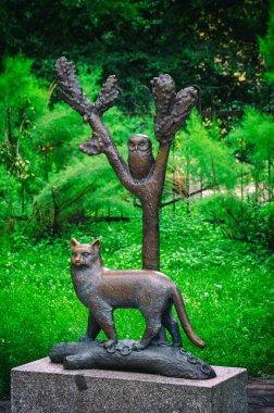 Bronz anıt. Peri masalı karakteri - eğitimli kedi