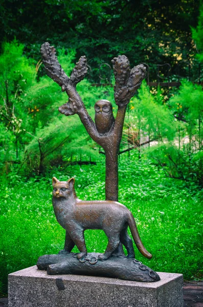 Bronzedenkmal Märchenfigur Gelernte Katze — Stockfoto