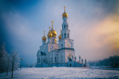 Rus Ortodoks Kilisesi 'nin altın kubbeleri. Kurtarıcı Dönüşüm Katedrali. - Rusya. Abakan