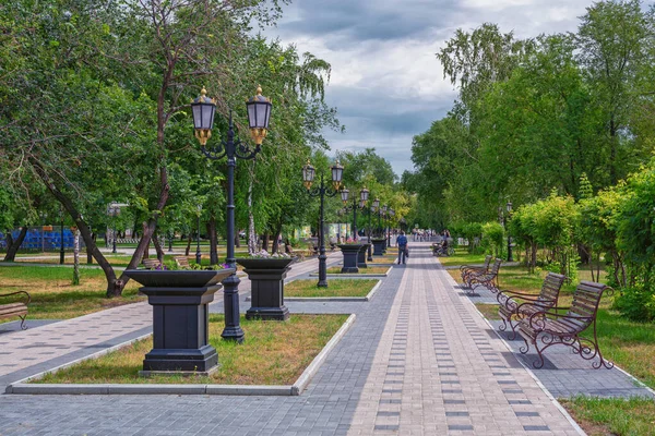 Пішохідна Алея Парку Ліхтарями Лавками — стокове фото