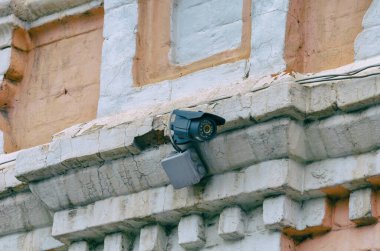 Eski bir binanın duvarına kamera yerleştirilmiş.