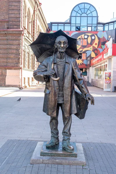 Skulptur Eines Älteren Künstlers Mit Regenschirm — Stockfoto