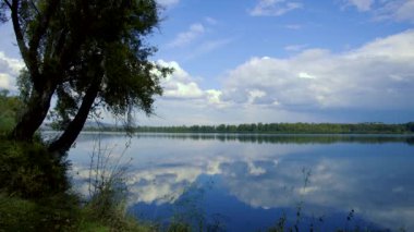 Gökyüzü, Yenisei nehrine yansıyor.