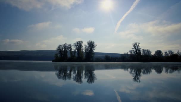 蒸汽从河上升起 云和树在水中反射出来 — 图库视频影像