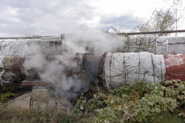 Skador Ett Varmvattenrör Med Stor Diameter Massor Ånga Runt — Stockfoto